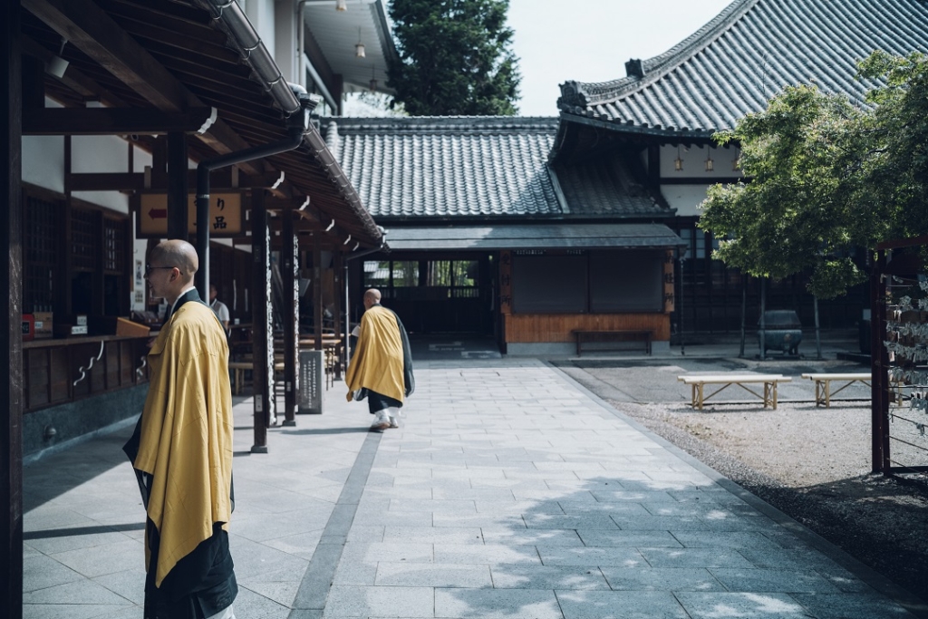 談笑する僧侶